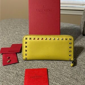 EUC VALENTINO GARAVANI Calfskin Rockstud Zip Around Wallet Naples Yellow